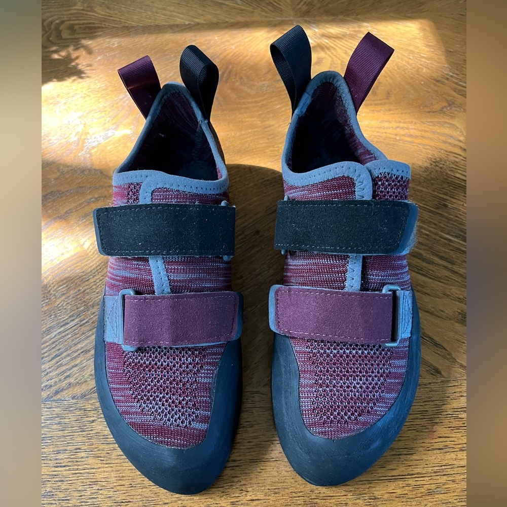 Black Diamond Momentum climbing shoes 
Women’s Size 7
